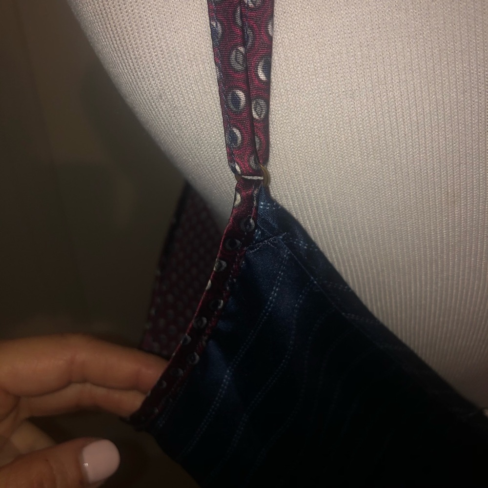 👇🏻$ Markdown to final price.Sam Edelman tank blouse in a navy/burgundy pattern - Picture 6 of 9